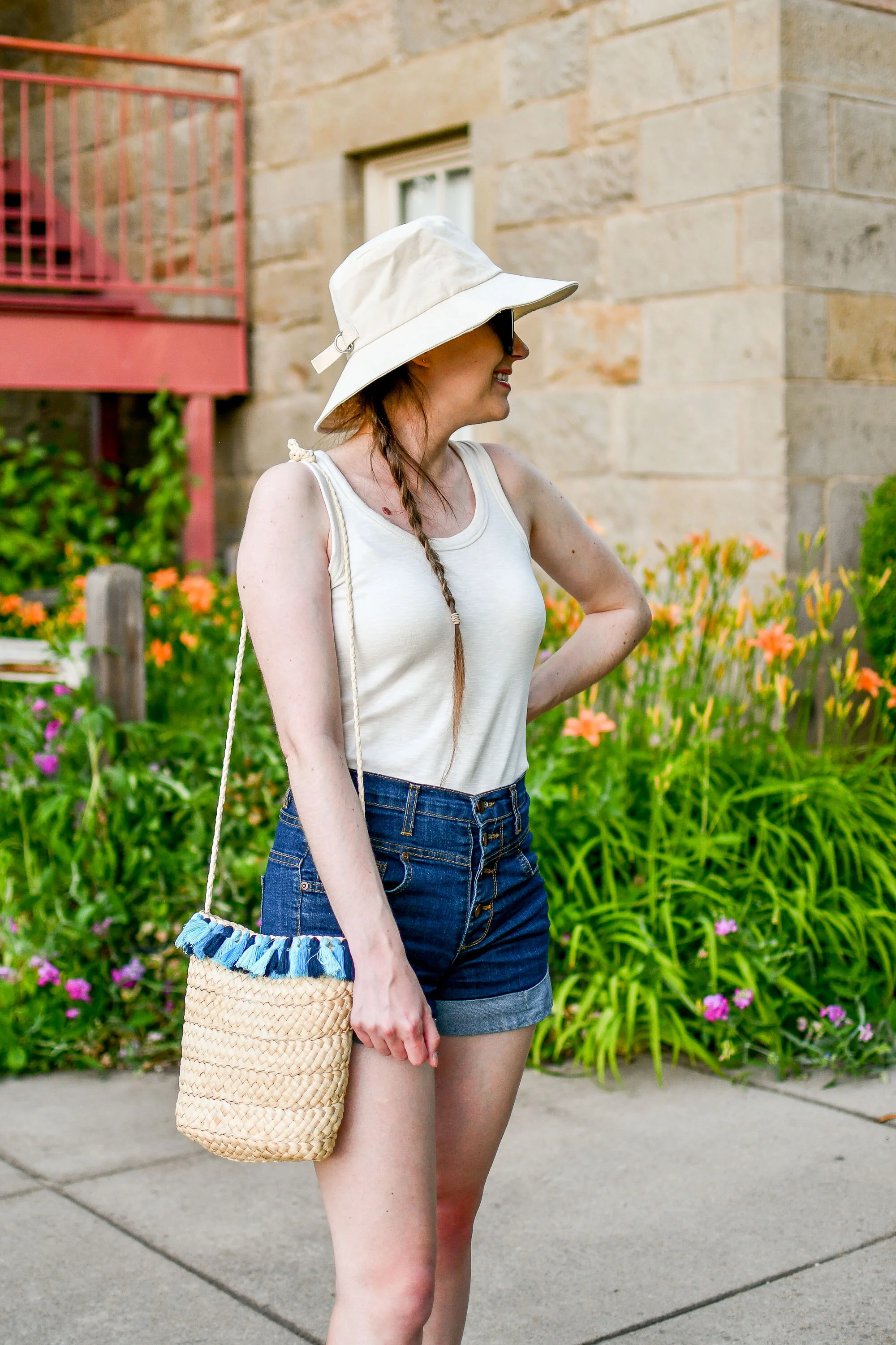 Packable straw outlet bag